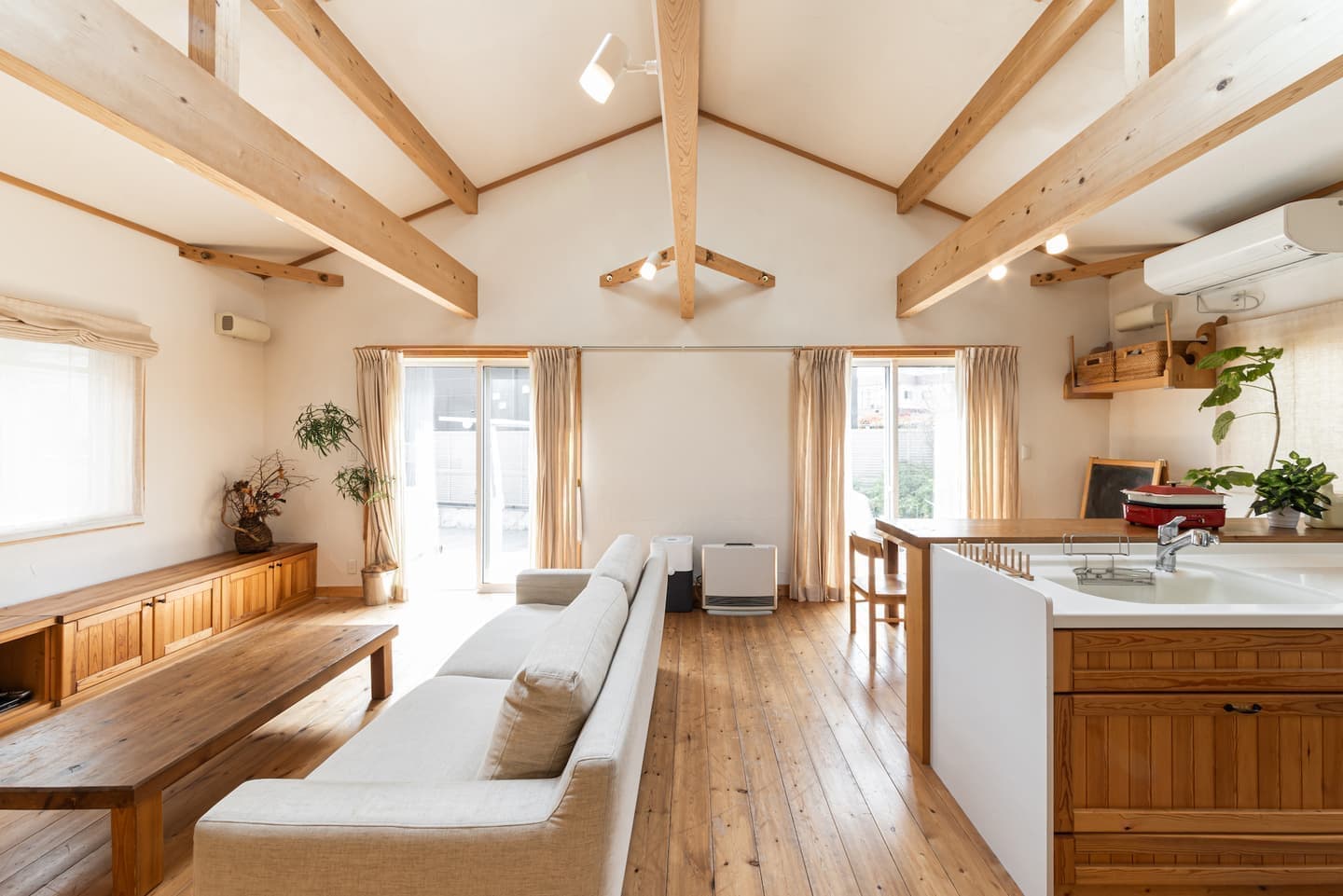 木の質感を活かしたリビング