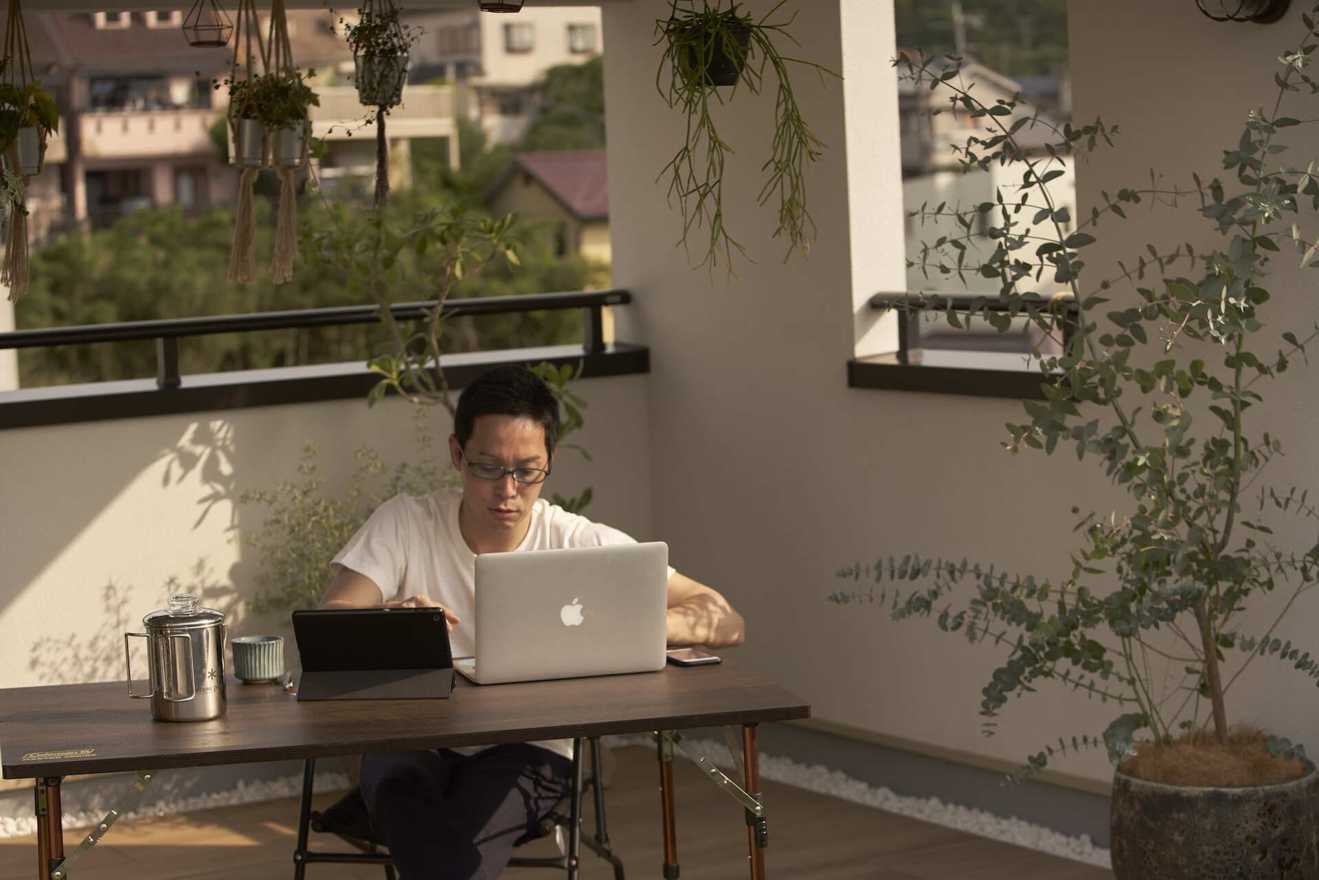 屋上で仕事をする人